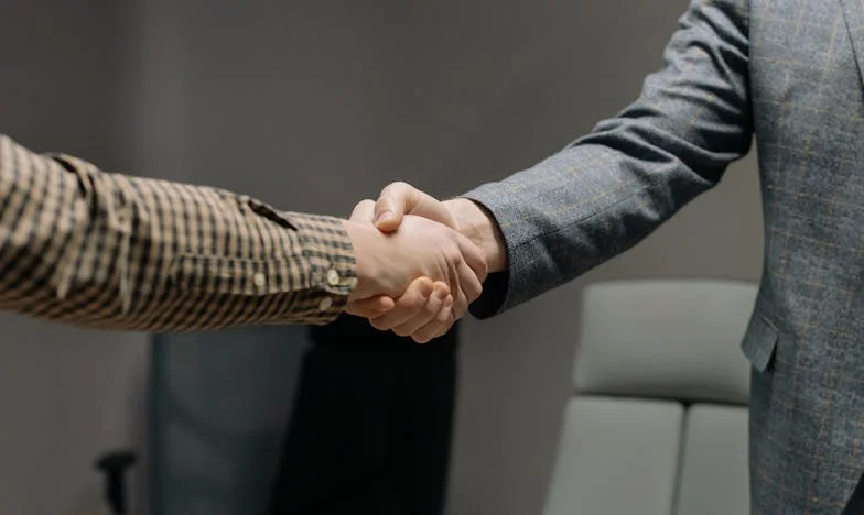 Între două lumi: Povestea unei iubiri încercate de tăcere