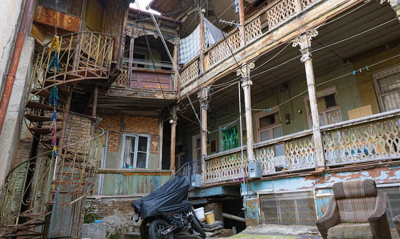 Camera copilăriei mele cu chirie: Povara datoriilor și a iertării