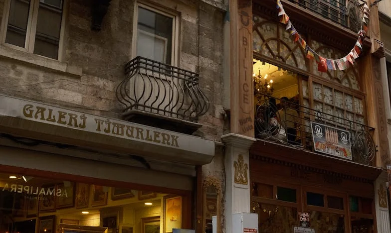 „De la 18 ani am plătit chirie tatălui meu pentru propria cameră. Acum vrea să-l întrețin” – Povestea mea despre datorii, resentimente și răni care nu se vindecă