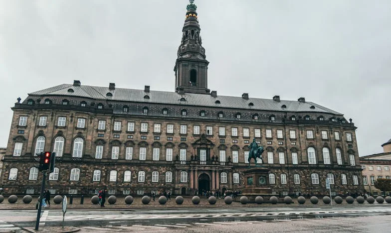 Doi ani mai târziu: Între dragoste și zidurile garsonierei