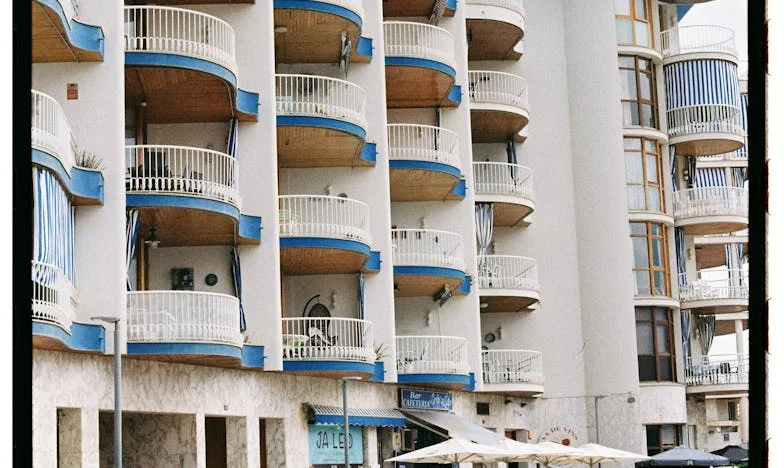 Între prăjituri și lacrimi: Povestea unei mame între două generații