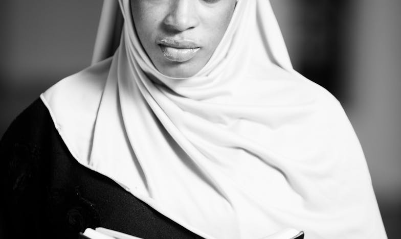 „Mama, ai uitat să ștergi praful!” – Viața mea ca soacră în România