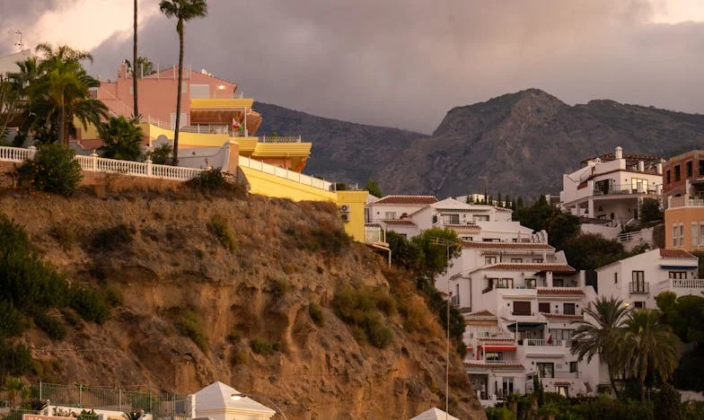 Singură în curte: Cum am supraviețuit singurătății și bârfelor într-un mic oraș de provincie