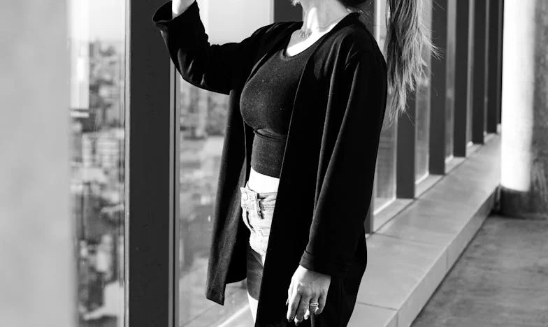 Umbra de sub acoperiș – Povestea unei inimi frânte de familie