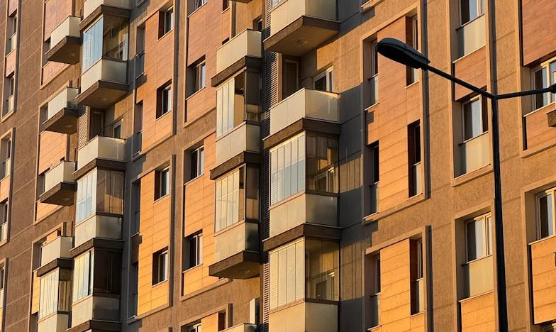 „Am nevoie de o pauză” – Cum am rămas singură cu nou-născutul și cu propriile mele temeri