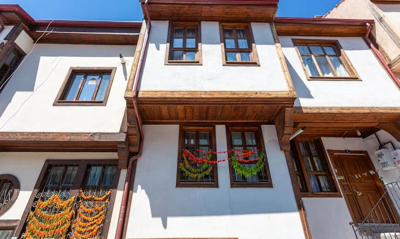 Casa noastră, dar nu a noastră: Povestea unei familii, a unei case și a trădării