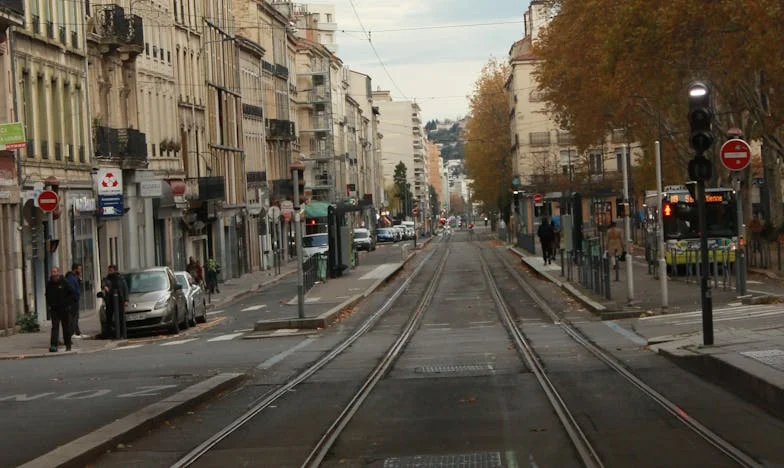 „Dă-i apartamentul fratelui tău, doar sunteți familie!” – Povestea care mi-a sfâșiat inima și familia