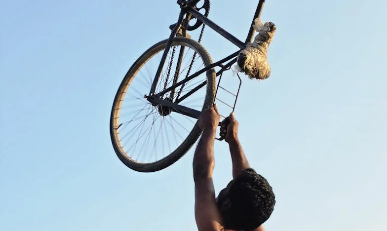 Glasul uitat: Povestea unei vieți între visuri și tăcere