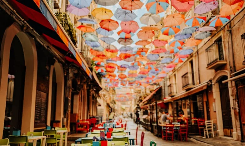 Între două focuri: Când propria soacră te acuză în fața tuturor