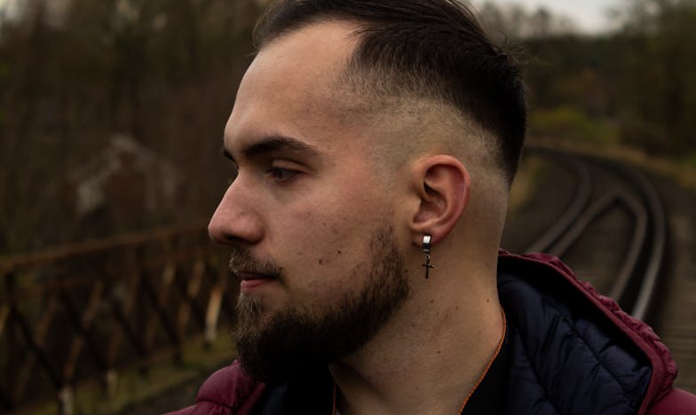 La marginea întunericului: Povestea mea despre boală, familie și speranță