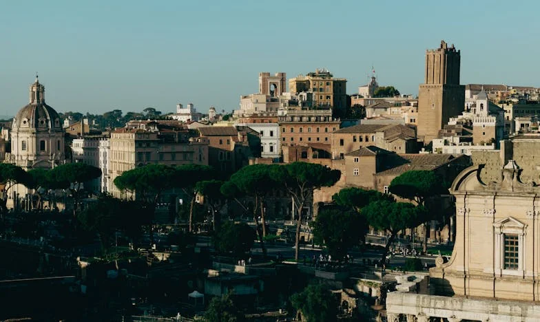 Umbre pe holul casei: Povestea unui bunic care a ales să nu mai deschidă ușa