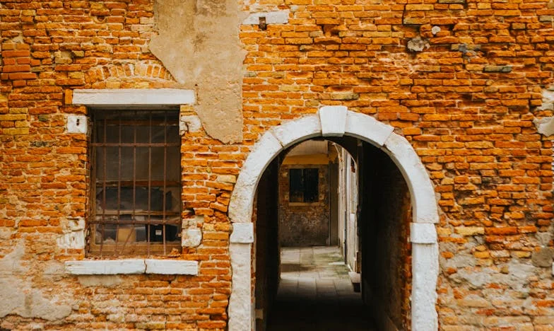 Când casa nu e acasă: Povestea unei alegeri imposibile