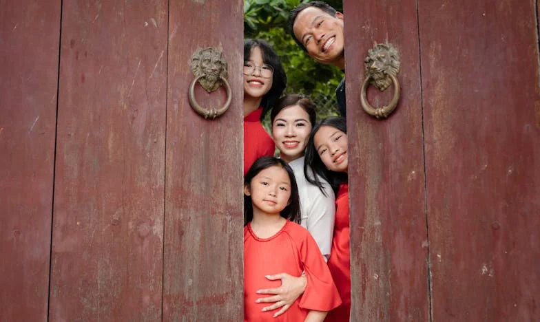 Când ușile se deschid: Întoarcerea acasă și confruntarea cu trecutul