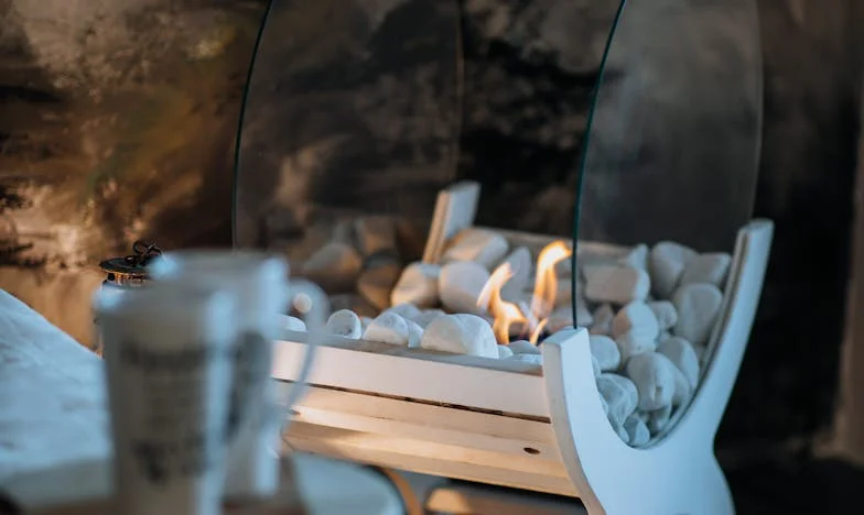 Fereastra spre tăcere: Povestea copilăriei mele lângă Maria