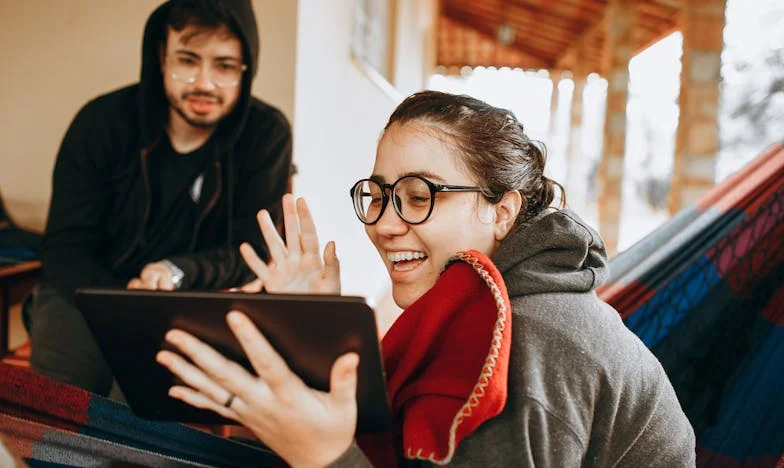 Flori pe prag: Când gesturile vecinului zdruncină căsnicia