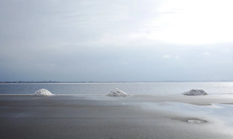 Foamea de dincolo de perete – Povestea Anei şi a tăcerii din copilăria mea