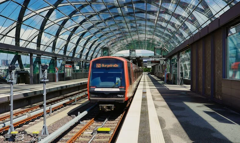 Între doi focuri: Povestea unei case sfâșiate de tăcere