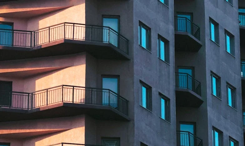 „Nu sunt bonă gratis doar pentru că sunt în concediu de creștere!” – Când familia se întoarce împotriva ta