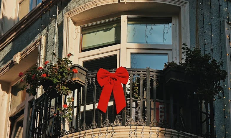 Praznicul din frigider și golul din suflet: Povestea unei mame și a fiului ei rămas acasă