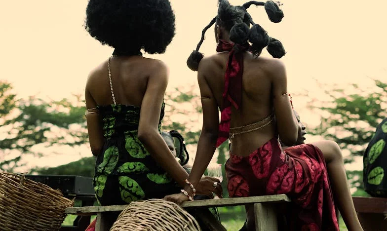 „Ai o lună să pleci!” – Când familia încetează să mai fie acasă