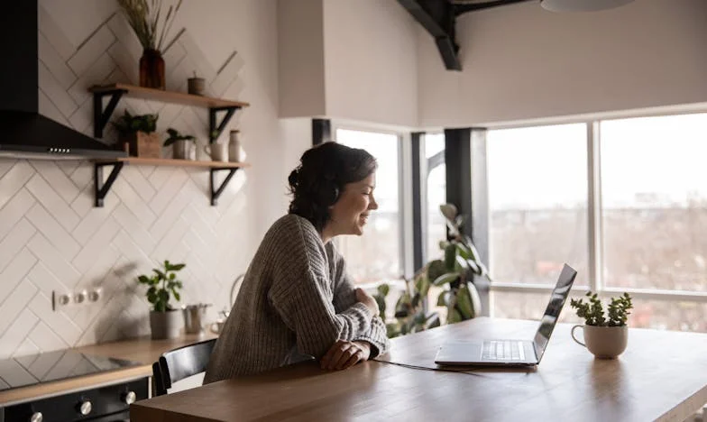 Departe de casă, aproape de adevăr: Povestea mea despre distanță, familie și regăsire