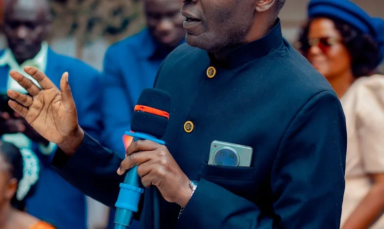 „Fata ta nu merge în Laponia, dar banii de excursie tot trebuie dați” – Povestea unei familii sfâșiate de nedreptate