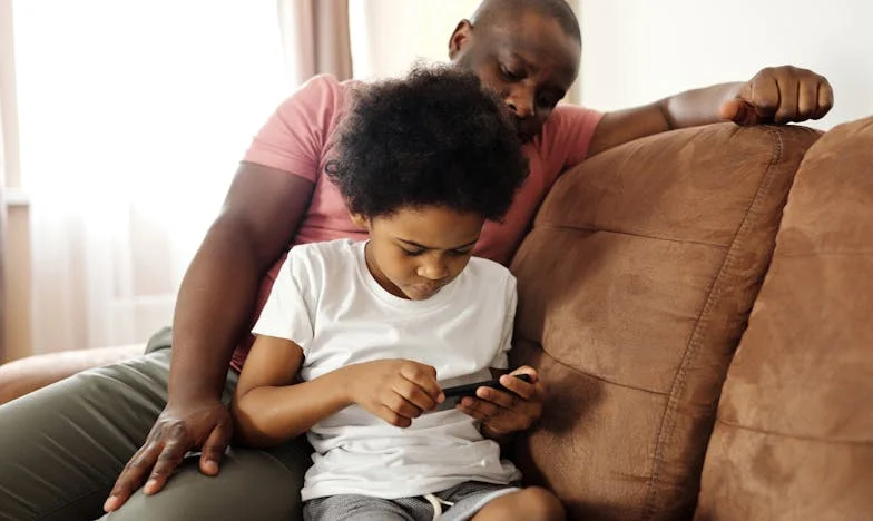 Între două iubiri: Povestea unei mame sfâșiate de alegerile fiului său