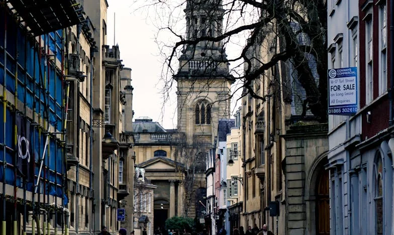 Între două lumi: Când sună soacra la ora cinci