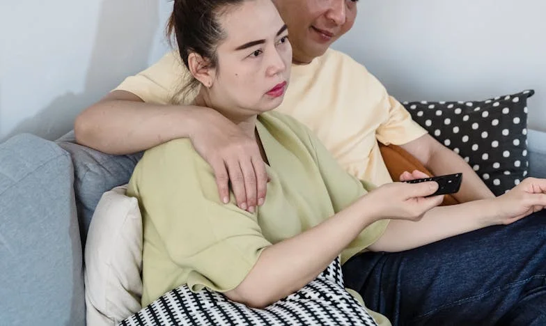 Niciodată nu am crezut că voi fi nevoită să mă prefac moartă ca să trăiesc – Povestea mea despre violența domestică într-o familie românească