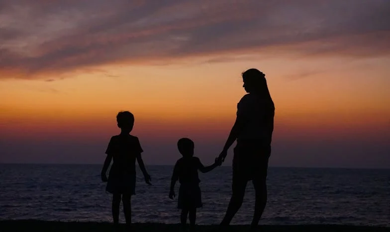 „Nu mi-am recunoscut fiul în acea noapte” – Mărturia unei mame din București despre dependență, rușine și adevăruri ascunse