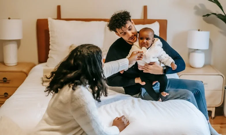 Soacra mea, Cora: Între dragoste și război