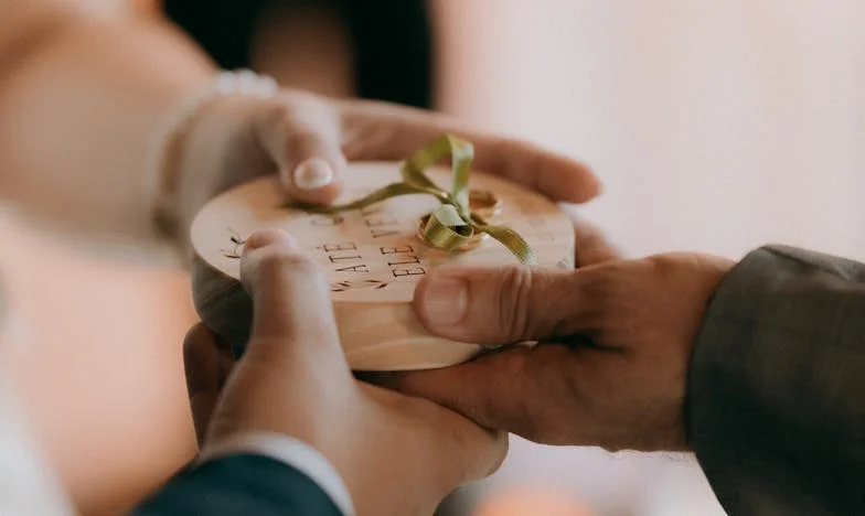 „Tu nu vezi că noi ne înecăm în datorii?” – Povara unei mame pe care bătrânețea nu o iartă