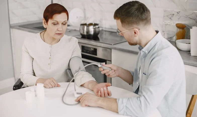 Am dat afară soțul și socrii din casă – și nu regret nicio clipă. Povestea mea despre curaj, umilință și prețul libertății