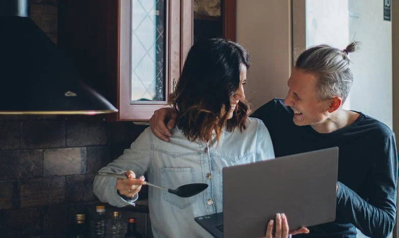 De ce bunica nu mai vine? Tăcerea care doare în casă