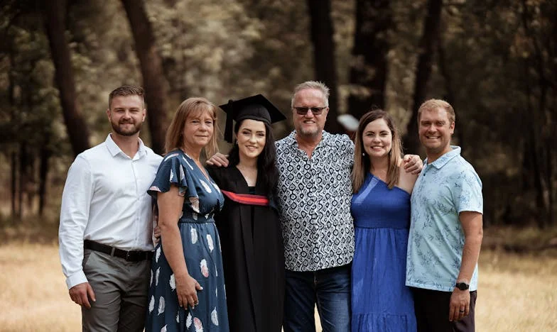 După petrecere, mama le-a mulțumit nurorilor, dar ele au rămas reci. Povestea unei familii în care aparențele contează mai mult decât sufletul.