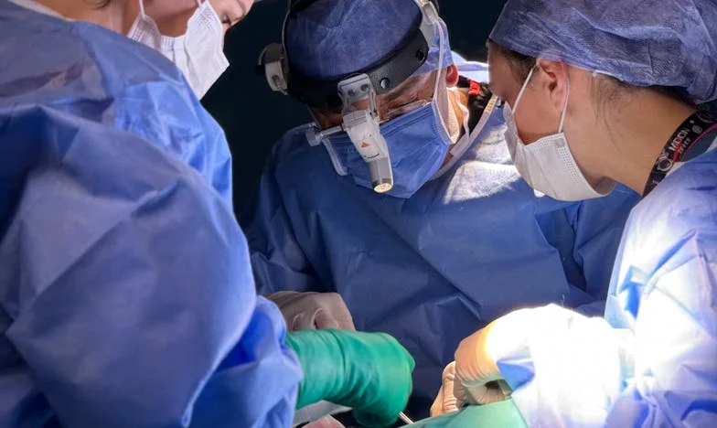 Între două lumi: Povestea mea dintr-un sat uitat de lume