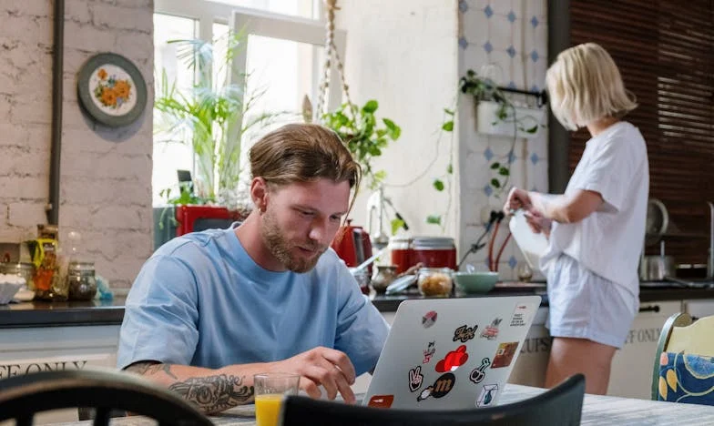 Între tăcere și furtună: Povestea familiei Popescu