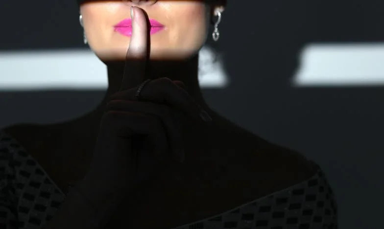 „Nora mea nu m-a lăsat să fiu bunică, iar acum se plânge” – Povestea unei mame care și-a pierdut locul în familie