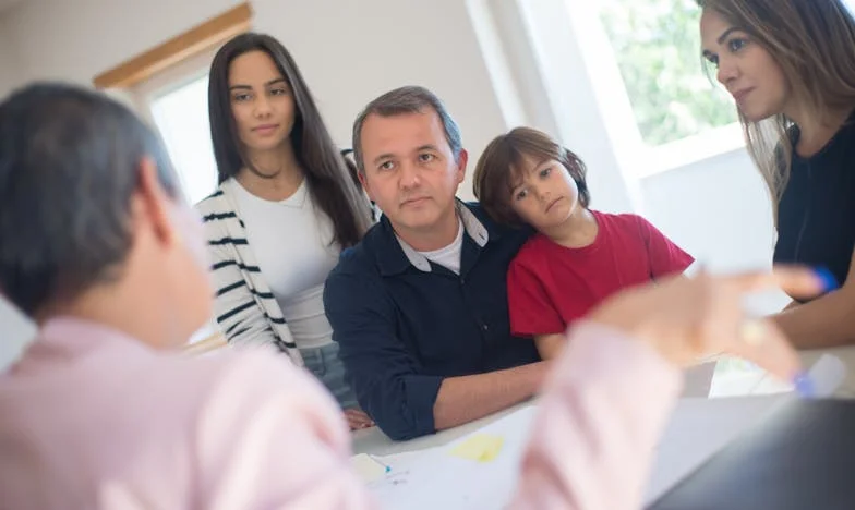 Umbra din Oglindă: Povestea lui Radu despre Întoarcerea Acasă și Secretele Familiei