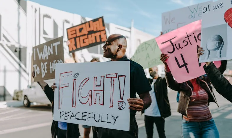 „Urechile mele, rușinea mea” – Povestea lui Radu și drumul spre încredere