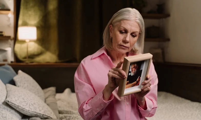 „Am dat nepotul fiului meu bolnav. Azi știu că a fost vina mea” – Povestea unei mame care a trebuit să se confrunte cu propriile greșeli