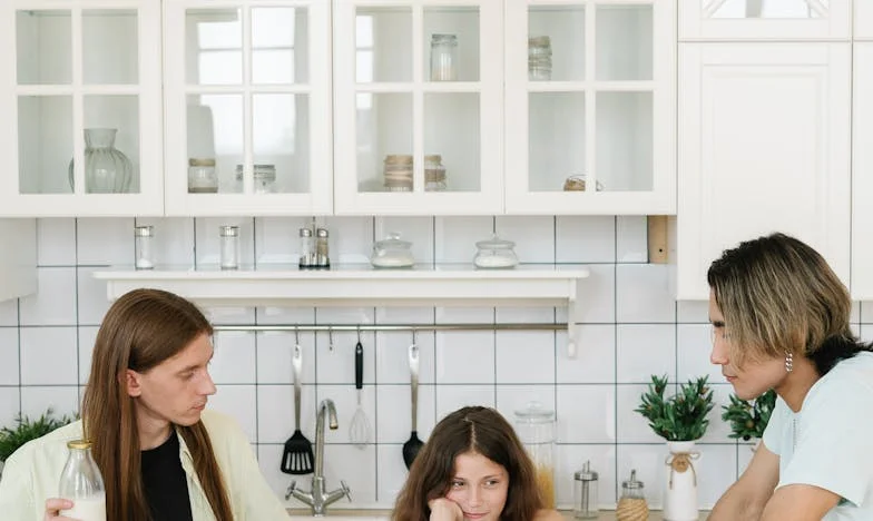 Când soacra devine centrul universului meu: între datorie și libertate în familia mea românească