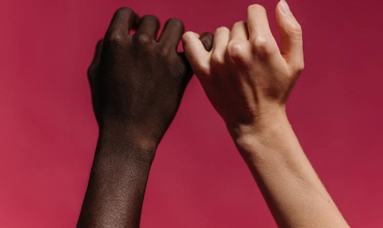 Ce au spus vecinii: Povestea mea despre iubire, prejudecăți și ziduri nevăzute