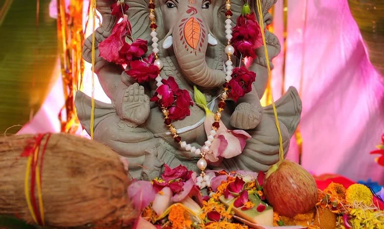 După divorț, fostul meu soț și-a logodit amanta – dar a doua zi, când am apărut la familia lui, toți au izbucnit în lacrimi