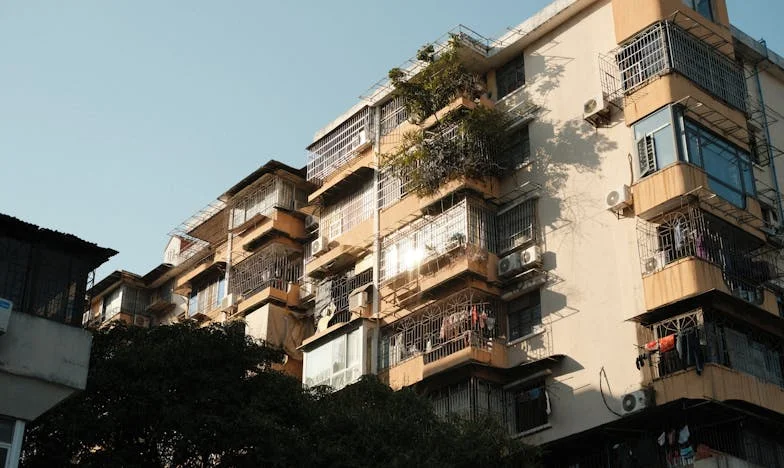 Fiica mea iubește doar un copil. Puteam să schimb ceva? Povestea unei bunici care își vede familia destrămându-se.