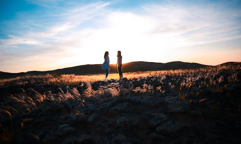 Foarfeca destinului: Realizările unei mame pe care nimeni nu le vede