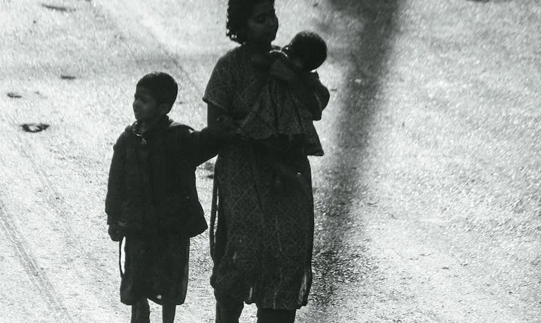 În umbra soacrei mele – Povestea unei mame românce