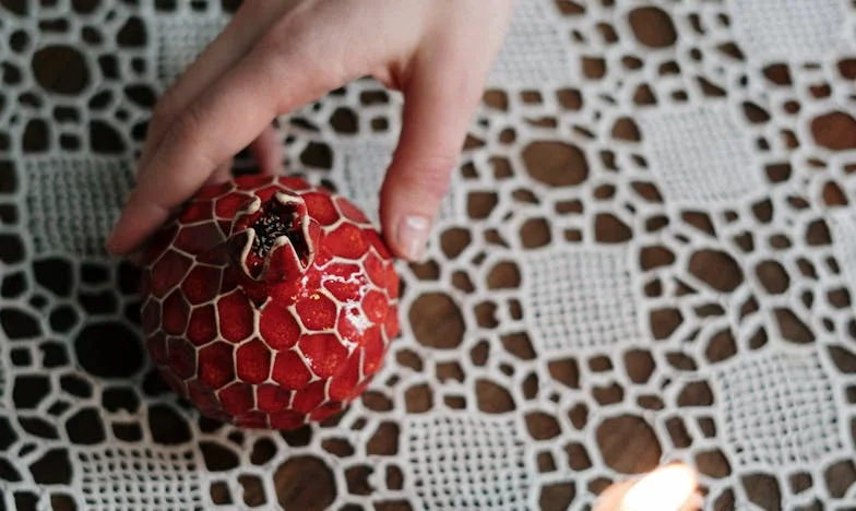 În umbra tăcerii: Povestea mea dintr-o familie românească