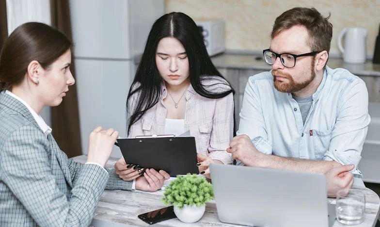 Între două lumi: Povestea mea dintr-un sat uitat de lume