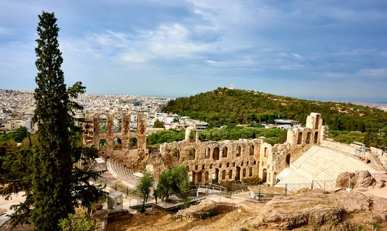 „Mamă, dă-mi cheile de la apartament! Din cauza ta, Sara ajunge târziu acasă, iar eu abia îmi mai văd soția” – povestea vizitelor zilnice ale mamei mele, care ne-au distrus liniștea căminului